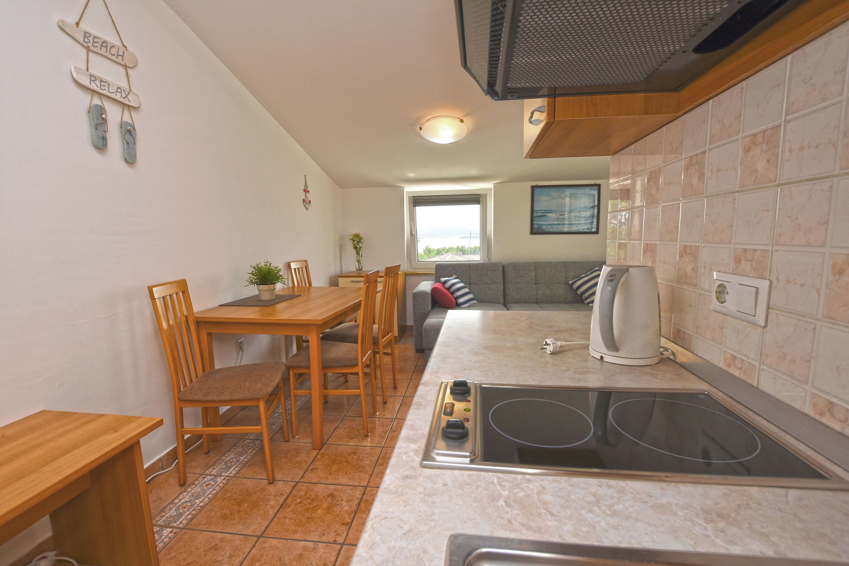 Appartement (A7) | Cuisine privée | Réfrigérateur, four à micro-ondes, surface de cuisson