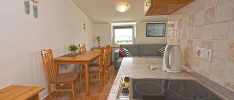 Appartement (A7) | Cuisine privée | Réfrigérateur, four à micro-ondes, surface de cuisson