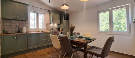 อพาร์ทเมนท์ (A2) | ครัวส่วนตัว | ตู้เย็น, ไมโครเวฟ, เตาอบ, เตาประกอบอาหาร