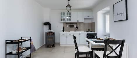 Maison | Cuisine privée | Réfrigérateur, four à micro-ondes, un four, surface de cuisson