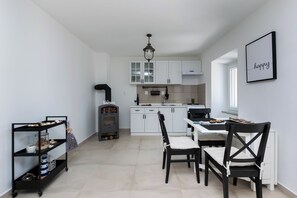 Huis | Privékeuken | Een koelkast, een magnetron, een oven, een kookplaat