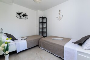 House | In-room safe, iron/ironing board, free WiFi