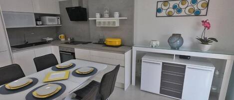 Appartement (A1) | Cuisine privée | Réfrigérateur, four à micro-ondes, un four, surface de cuisson