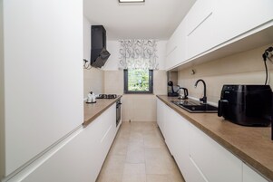 Apartamento (A1) | Cocina privada | Frigorífico, microondas, horno y placa de cocina