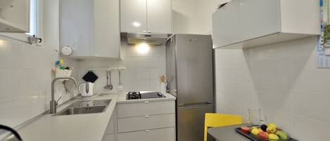 Appartement (A1) | Cuisine privée | Réfrigérateur, four à micro-ondes, un four, surface de cuisson