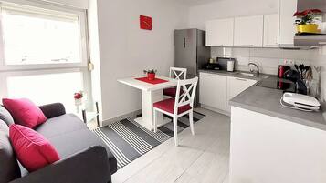 Apartment (A1) | Eigene Küche | Kühlschrank, Ofen, Herdplatte, Geschirrspüler