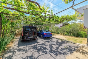 Free self-parking - Apartments Slavica R (Rab)