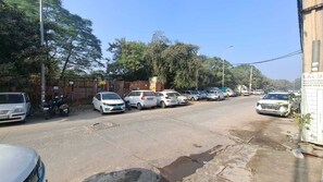 Free self-parking - Hotel Taj Homestay- A Unit of Sahni's  (Delhi)