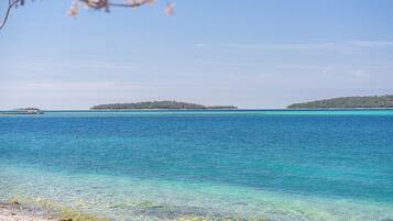 Una spiaggia nelle vicinanze