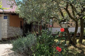 Courtyard - Apartment Kivi (Fazana)