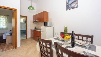 Apartment (A2) | Dining