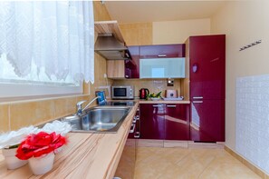 Apartment (A1) | Private kitchen | Fridge, oven, stovetop, dishwasher - Apartment Benzon (Kastela)