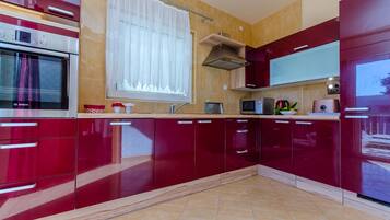 Huoneisto (A1) | Yksityinen keittiö | Jääkaappi, uuni, liesi, astianpesukone