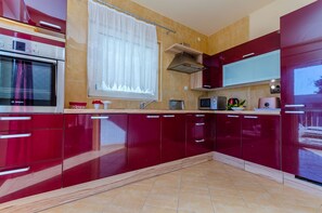 Apartment (A1) | Private kitchen | Fridge, oven, stovetop, dishwasher - Apartment Benzon (Kastela)