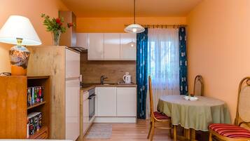 Apartment (A2) | Dining