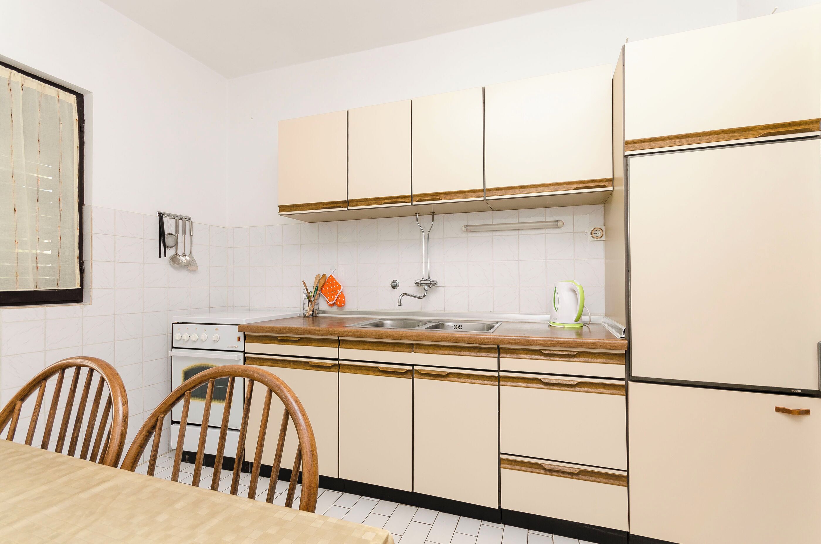 Appartement (A1) | Cuisine privée | Réfrigérateur, four à micro-ondes, un four, surface de cuisson