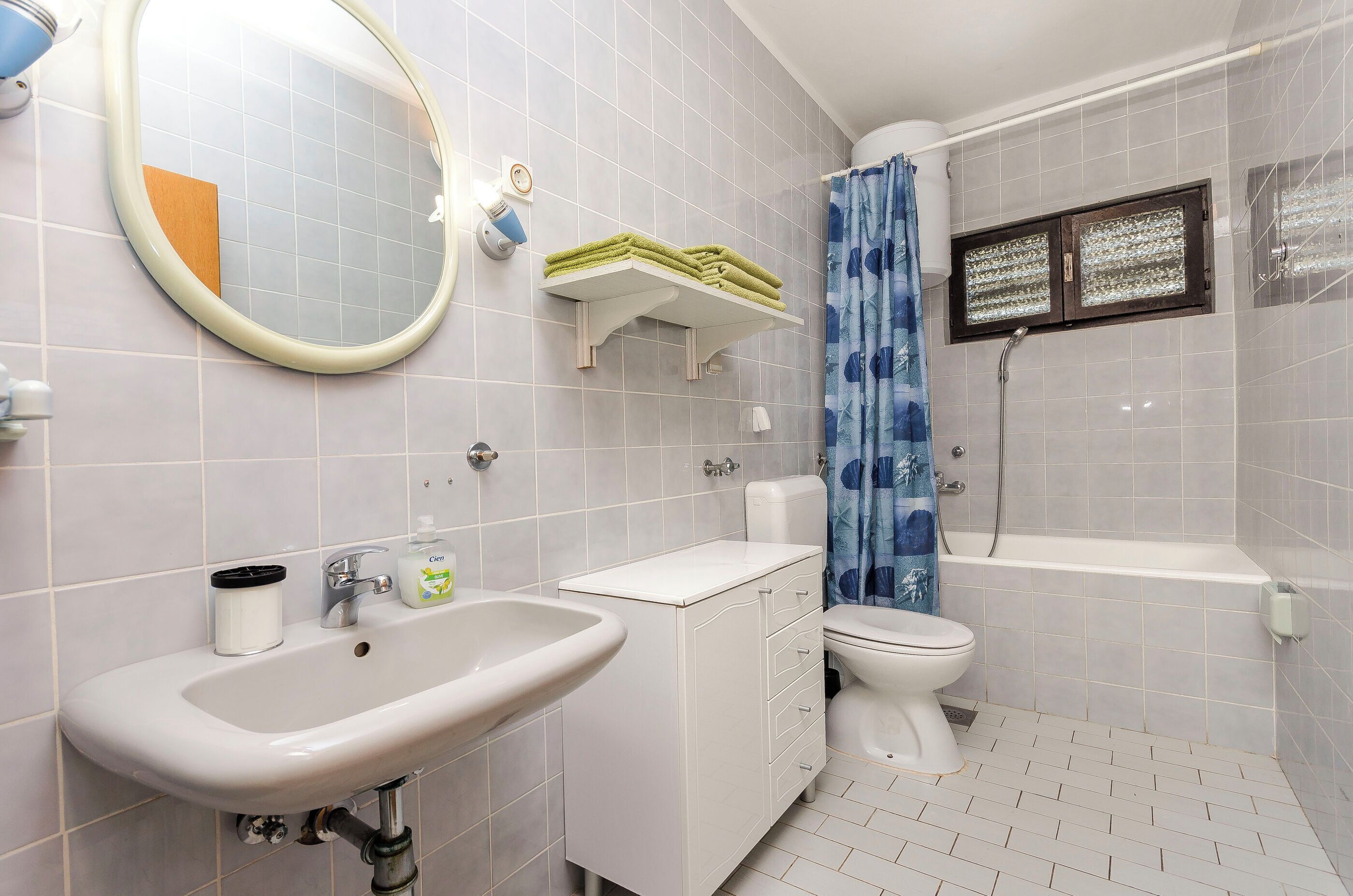 Une salle de bain avec un lavabo, des toilettes et une baignoire.