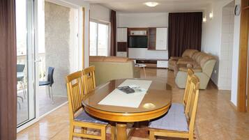 Apartment (A1) | Dining