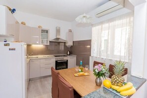 Apart Daire (A1) | Özel mutfak | Buzdolabı, mikrodalga fırın, fırın, set üstü ocak 