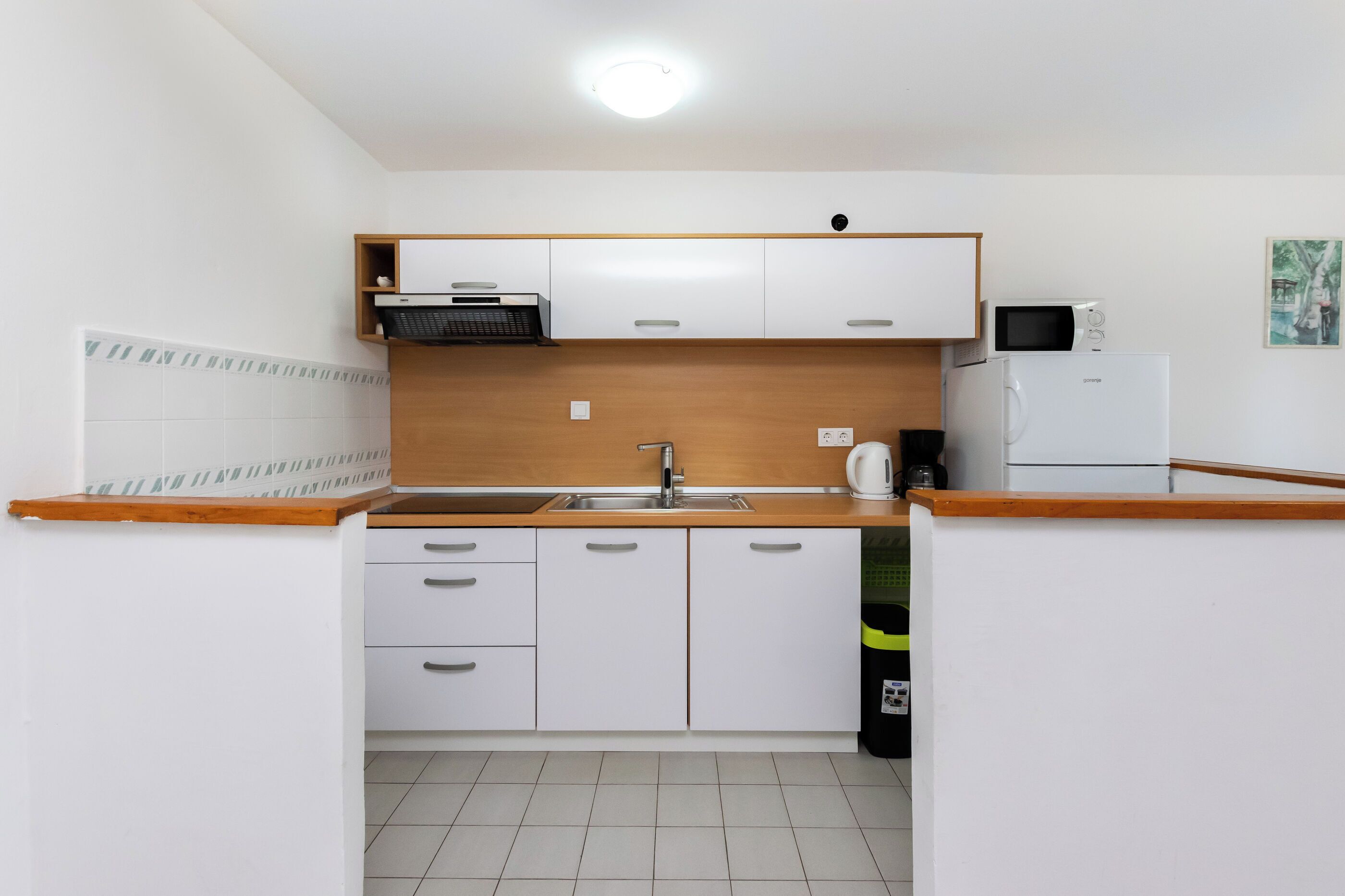 Apartamento (A1) | Cozinha privada | Geladeira, micro-ondas, cooktop, máquina de café expresso