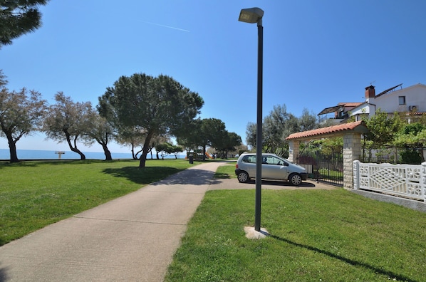 Beach nearby - Apartments Pintar (Novigrad)