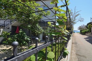 Apartment (A1) | Terrace/patio - Apartments Pintar (Novigrad)