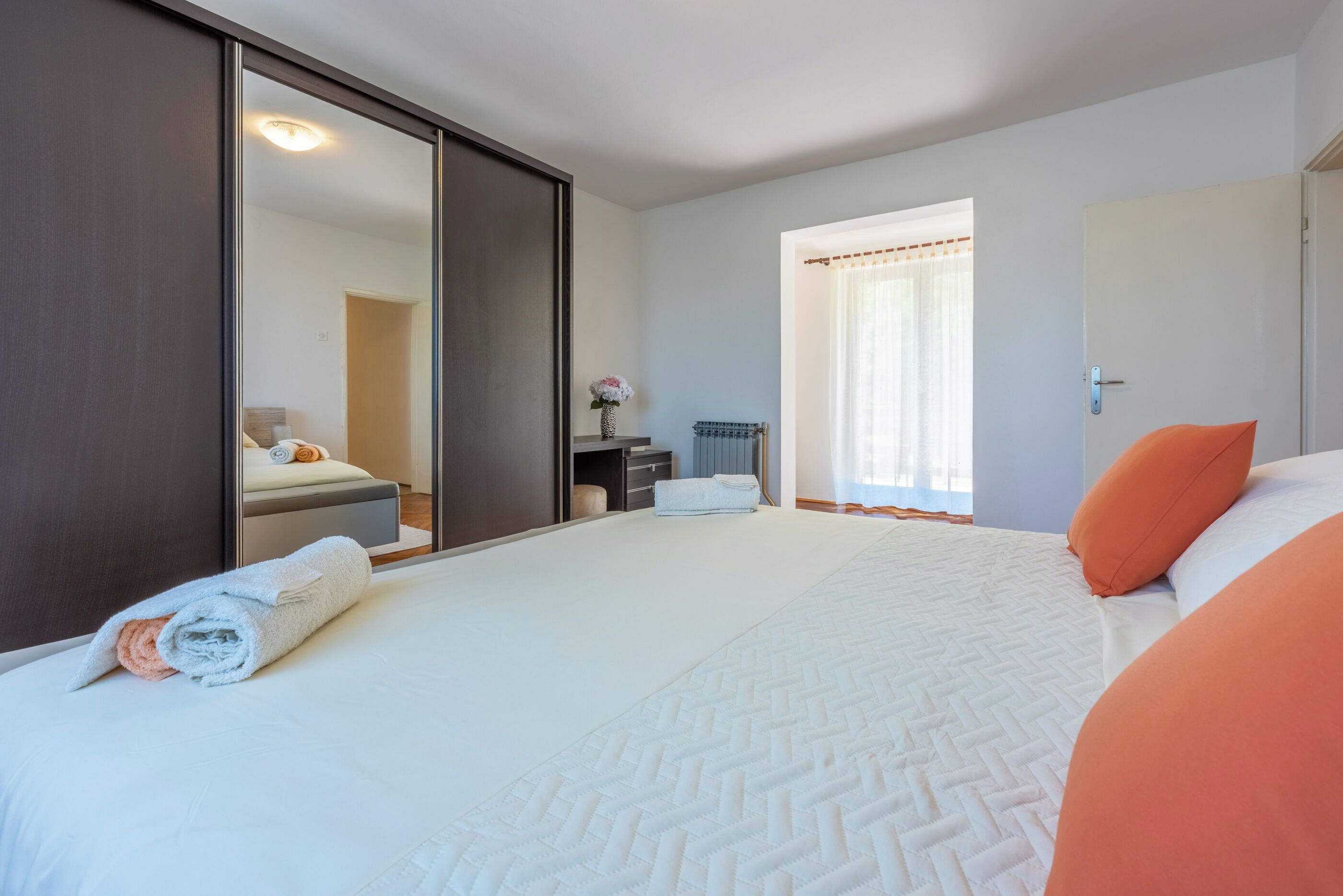 Casa | Tabla de planchar con plancha y wifi gratis 