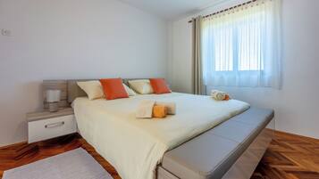 House | Iron/ironing board, free WiFi