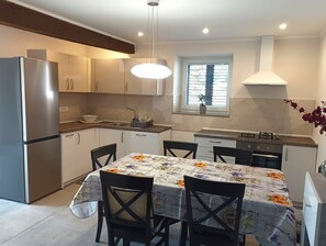 Leilighet (A1) | Eget kjøkken | Kjøleskap, ovn, kokeplater og oppvaskmaskin