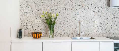 Appartement (A1) | Cuisine privée | Réfrigérateur, four à micro-ondes, un four, surface de cuisson