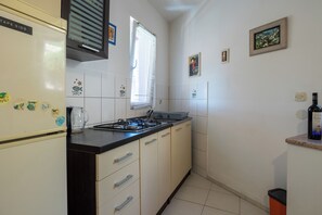 Apartment (A1) | Private kitchen | Fridge, oven, stovetop, cookware/dishes/utensils - Apartment Luka (Hvar)