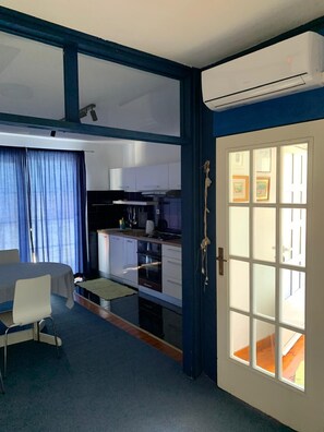 Apartemen (A2) | Dapur pribadi | Lemari es, microwave, oven, dan kompor