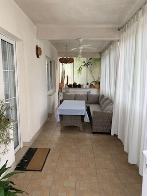 Apartemen (A1) | Teras/patio