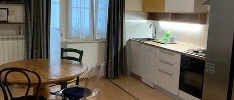 Appartement (A1) | Cuisine privée | Réfrigérateur, four à micro-ondes, un four, surface de cuisson