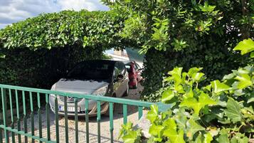 Tempat letak kenderaan sendiri percuma