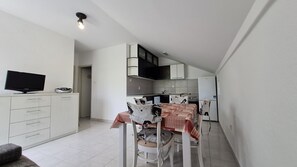 Talo | Yksityinen keittiö | Jääkaappi, uuni, liesi, astianpesukone