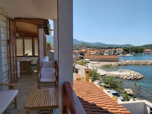 Beach nearby - Apartment Next to the sea (Jelsa)