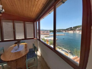 Apartment (A1) | Dining - Apartment Next to the sea (Jelsa)