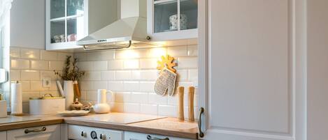 Huoneisto (A1) | Yksityinen keittiö | Jääkaappi, uuni, liesi, astianpesukone