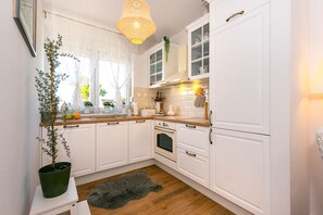 Apartment (A1) | Dapur peribadi | Peti sejuk, ketuhar, dapur, mesin basuh pinggan mangkuk 