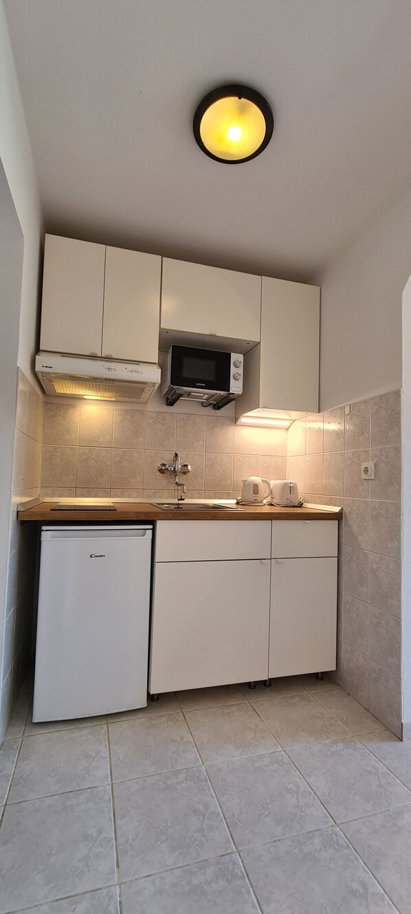 Apartment (A1) | Private kitchen | Fridge, microwave, stovetop, electric kettle - Apartment Moskatelo (Stari Grad)