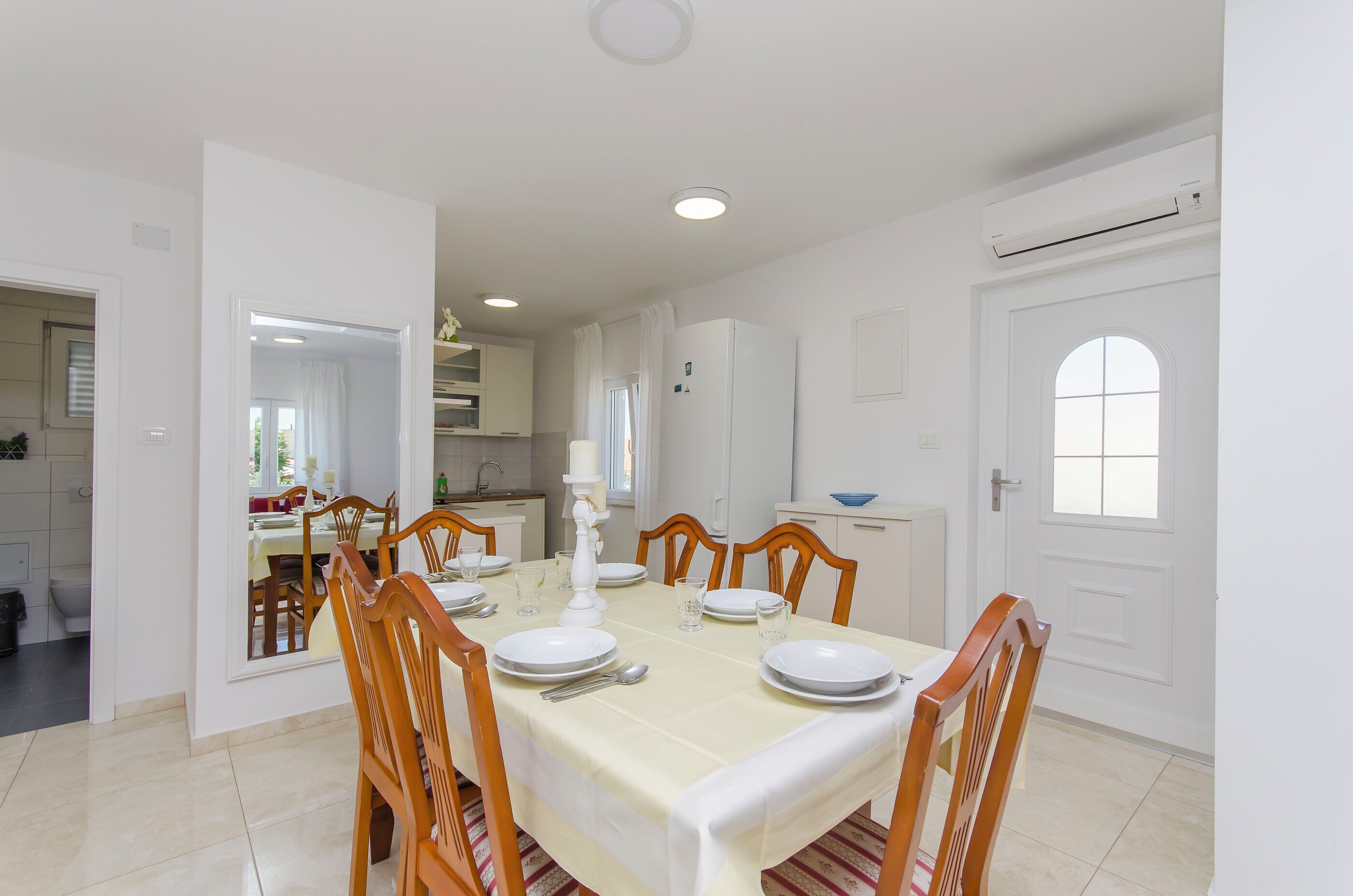 Appartement (A1) | Privékeuken | Een koelkast, een magnetron, een oven, een kookplaat