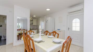 Appartement (A1) | Privékeuken | Een koelkast, een magnetron, een oven, een kookplaat