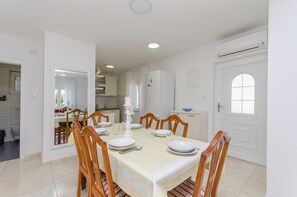 Apartment (A1) | Eigene Küche | Kühlschrank, Mikrowelle, Ofen, Herdplatte