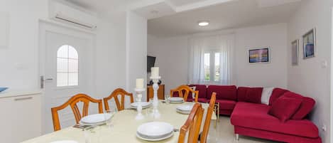 Apartment (A1) | Dining