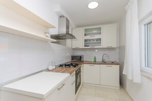 Apartment (A1) | Eigene Küche | Kühlschrank, Mikrowelle, Ofen, Herdplatte