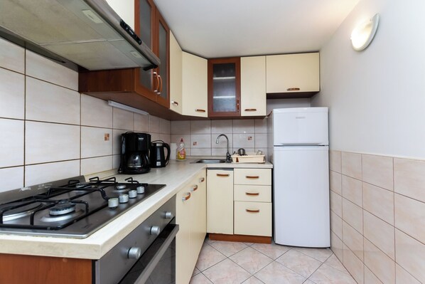 House | Private kitchen | Fridge, microwave, oven, stovetop