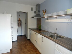 Fridge, microwave, oven, stovetop - Spacious apartment with pool and parking near the beach (Le Lavandou)