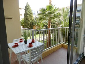 Outdoor dining - Spacious apartment with pool and parking near the beach (Le Lavandou)