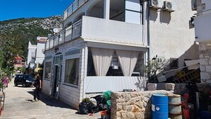 Un immeuble à plusieurs étages doté de balcons, de climatiseurs et d’un lampadaire.